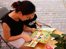 Image Dùng phim 'nhử' con đọc sách