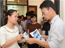 Image Thi THPT quốc gia: Lo đề khó và rộng, học sinh đổ xô đi lò luyện