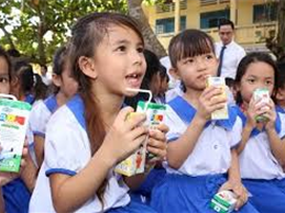 Image Phụ huynh lo ngại chất lượng sữa học đường "cận đát"