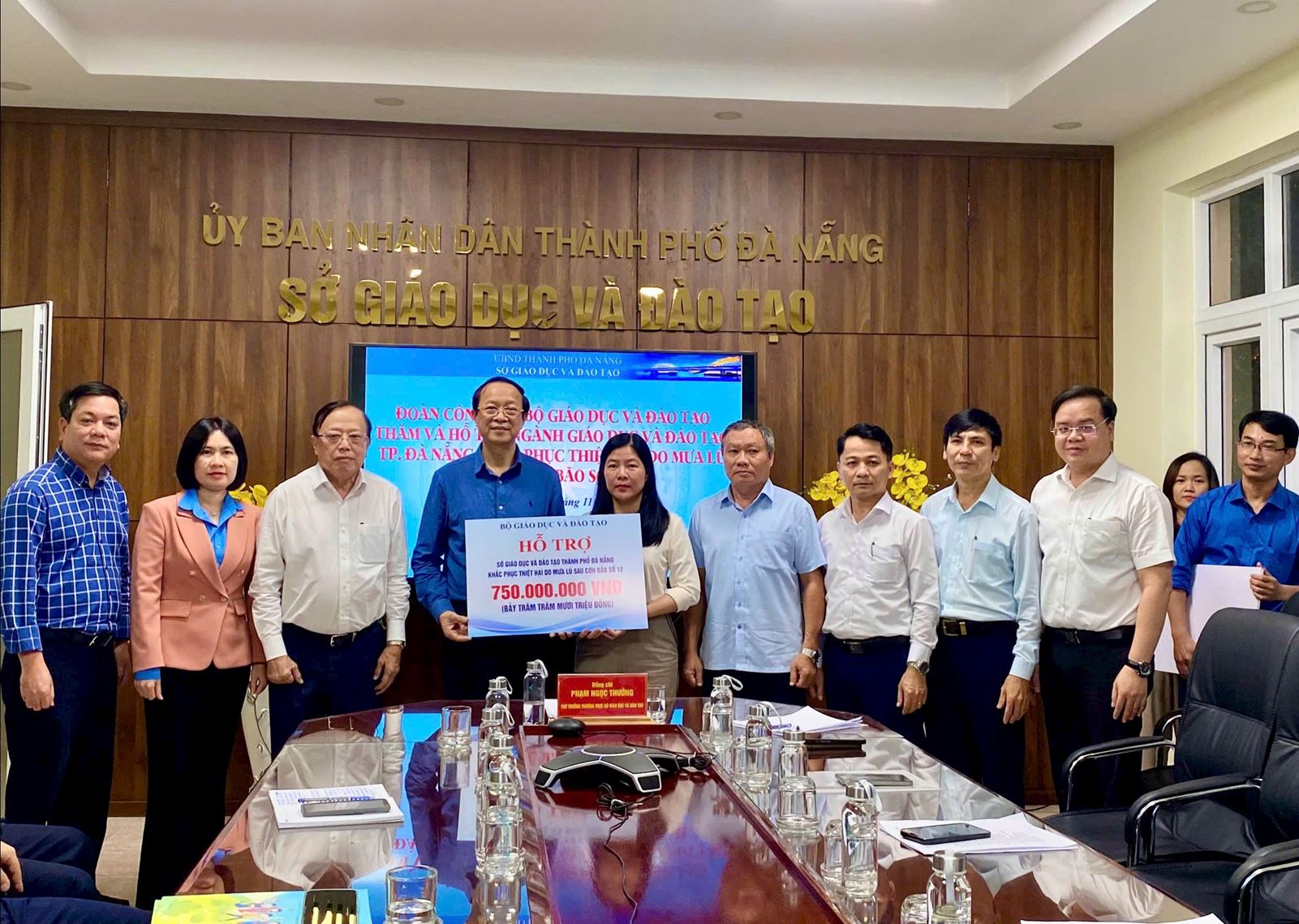Image Lãnh đạo Bộ GD-ĐT thăm hỏi, động viên ngành Giáo dục Đà Nẵng, kiểm tra khắc phục sau mưa lũ