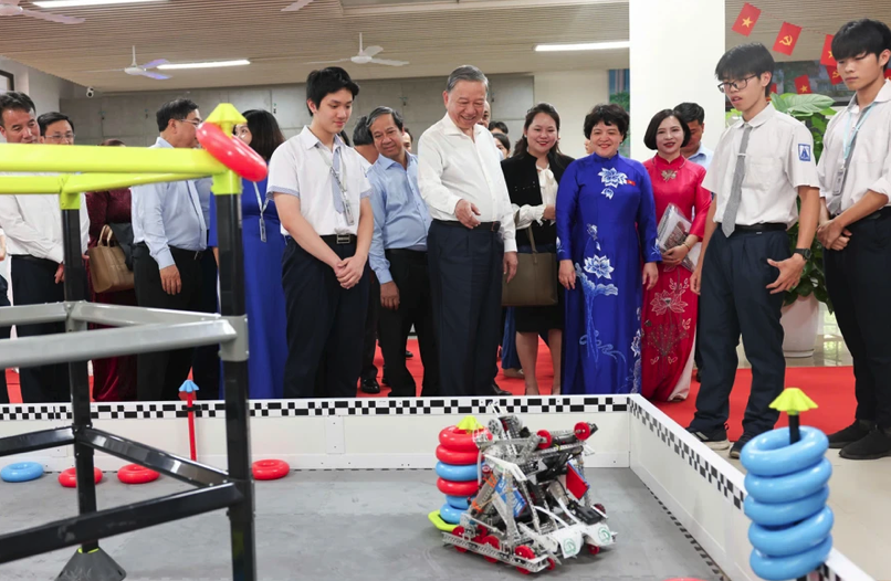 Image Tổng Bí thư Tô Lâm trải nghiệm giáo dục STEM cùng học sinh Hà Nội