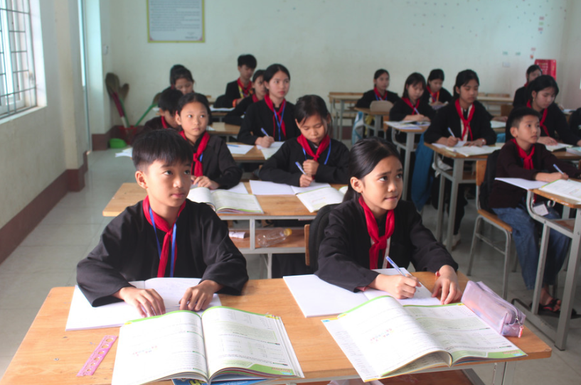Image Chính sách miễn học phí: Học sinh vùng khó khăn yên tâm tới trường